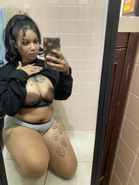 Juicy ass and pussy available for good fuck - Image 3